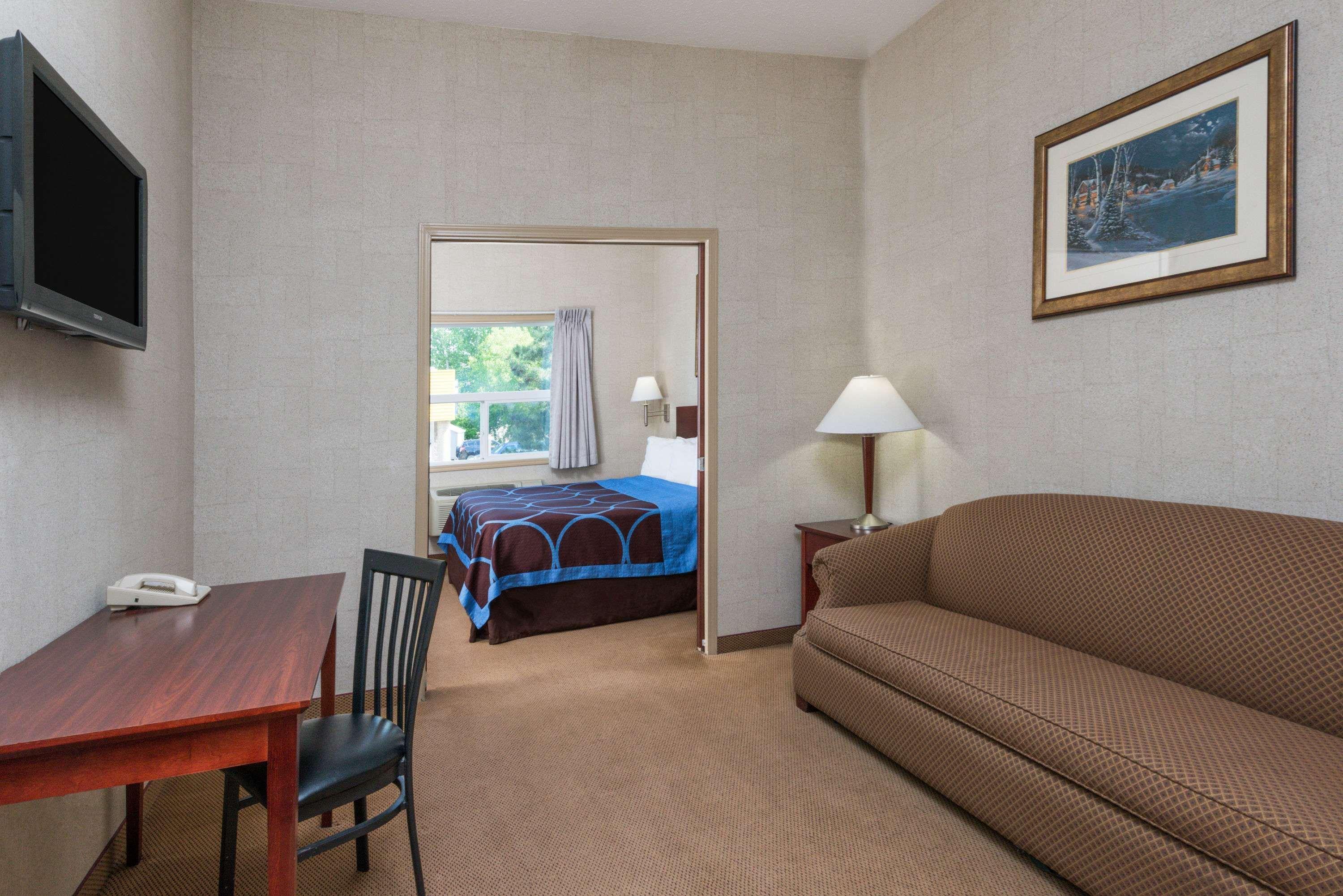Super 8 By Wyndham Red Deer City Centre Esterno foto