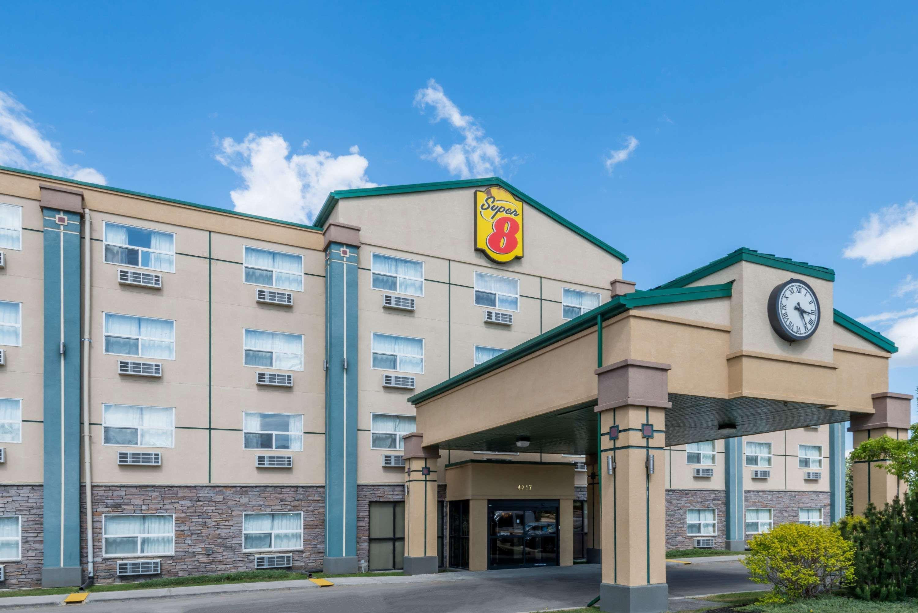 Super 8 By Wyndham Red Deer City Centre Esterno foto