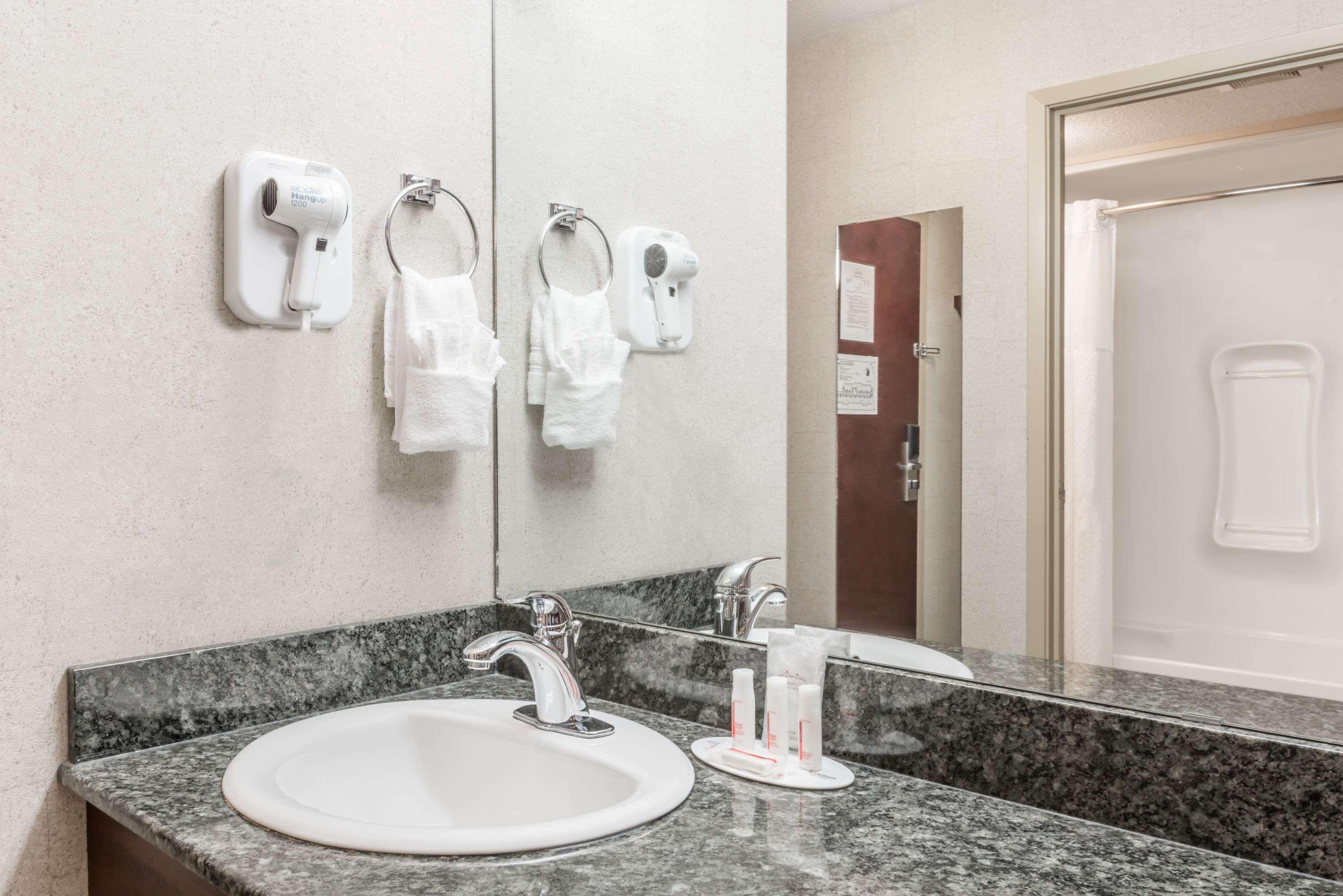 Super 8 By Wyndham Red Deer City Centre Esterno foto