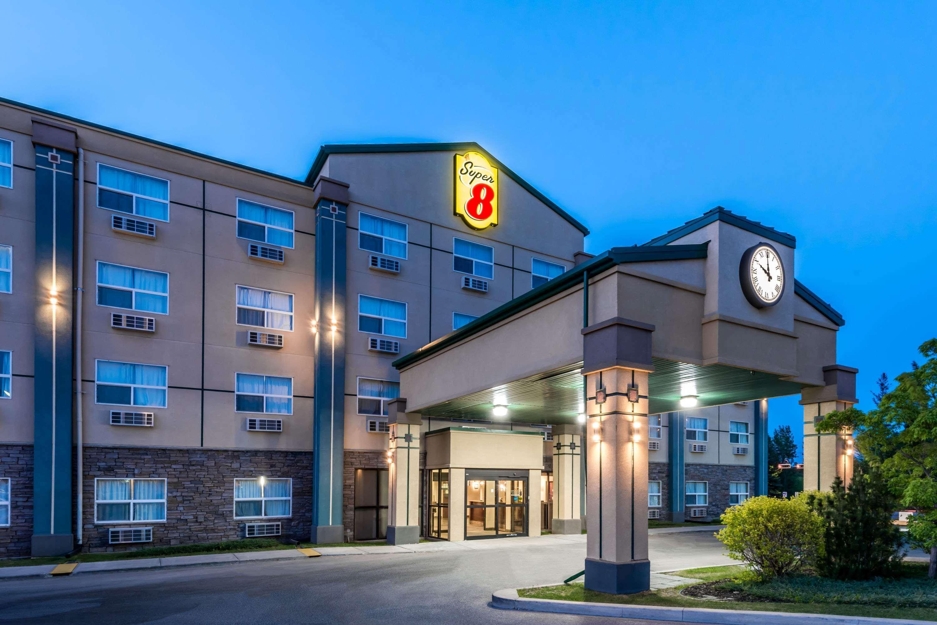 Super 8 By Wyndham Red Deer City Centre Esterno foto