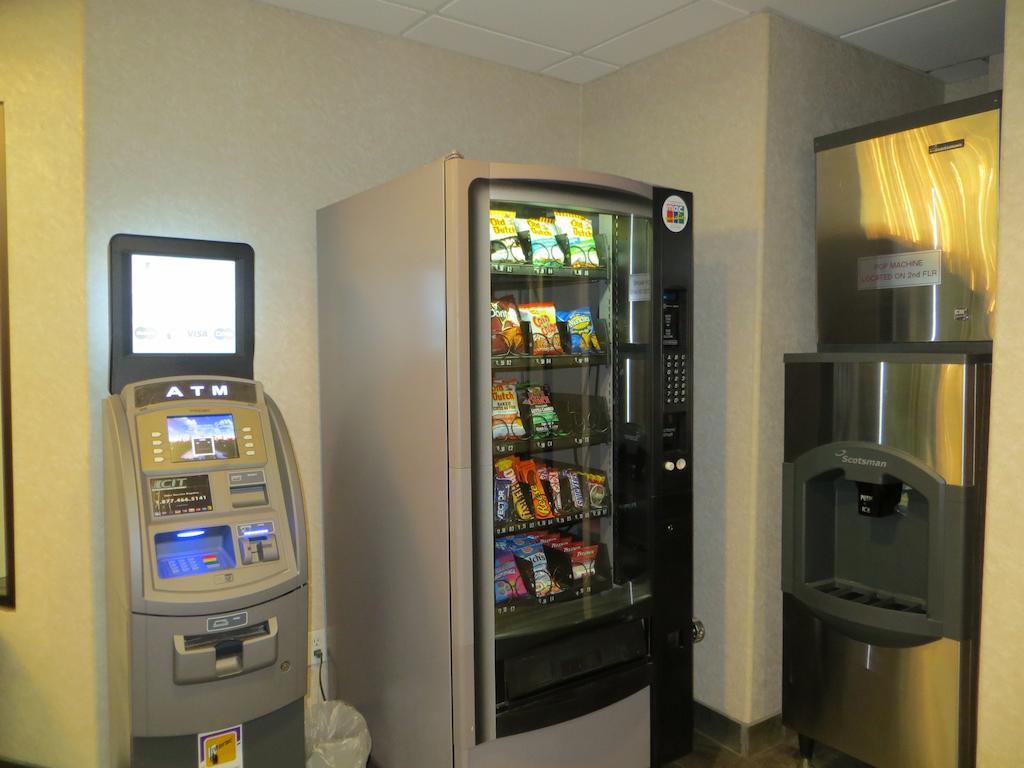 Super 8 By Wyndham Red Deer City Centre Esterno foto