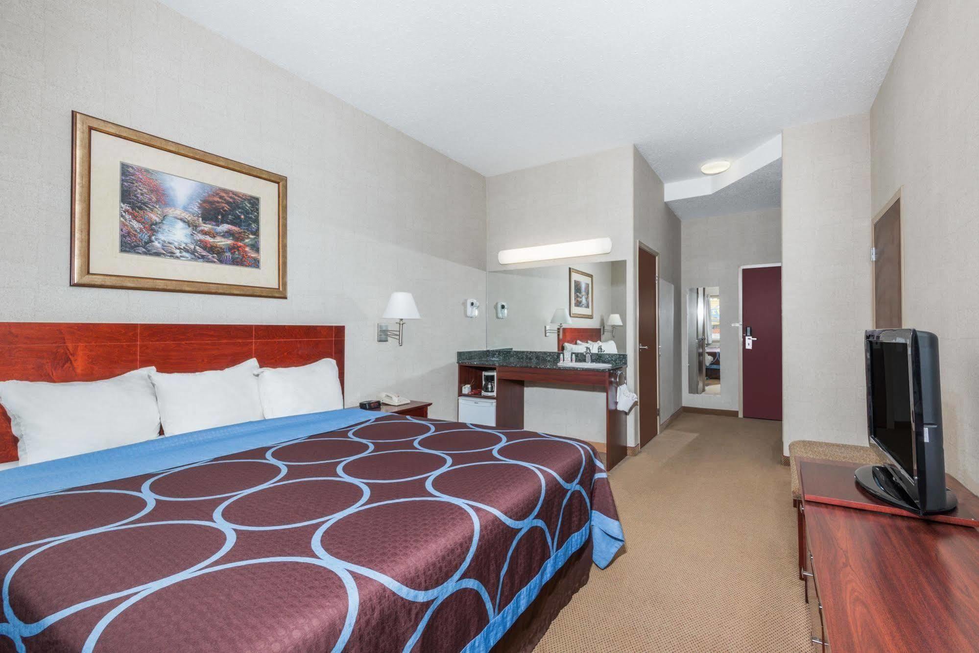 Super 8 By Wyndham Red Deer City Centre Esterno foto