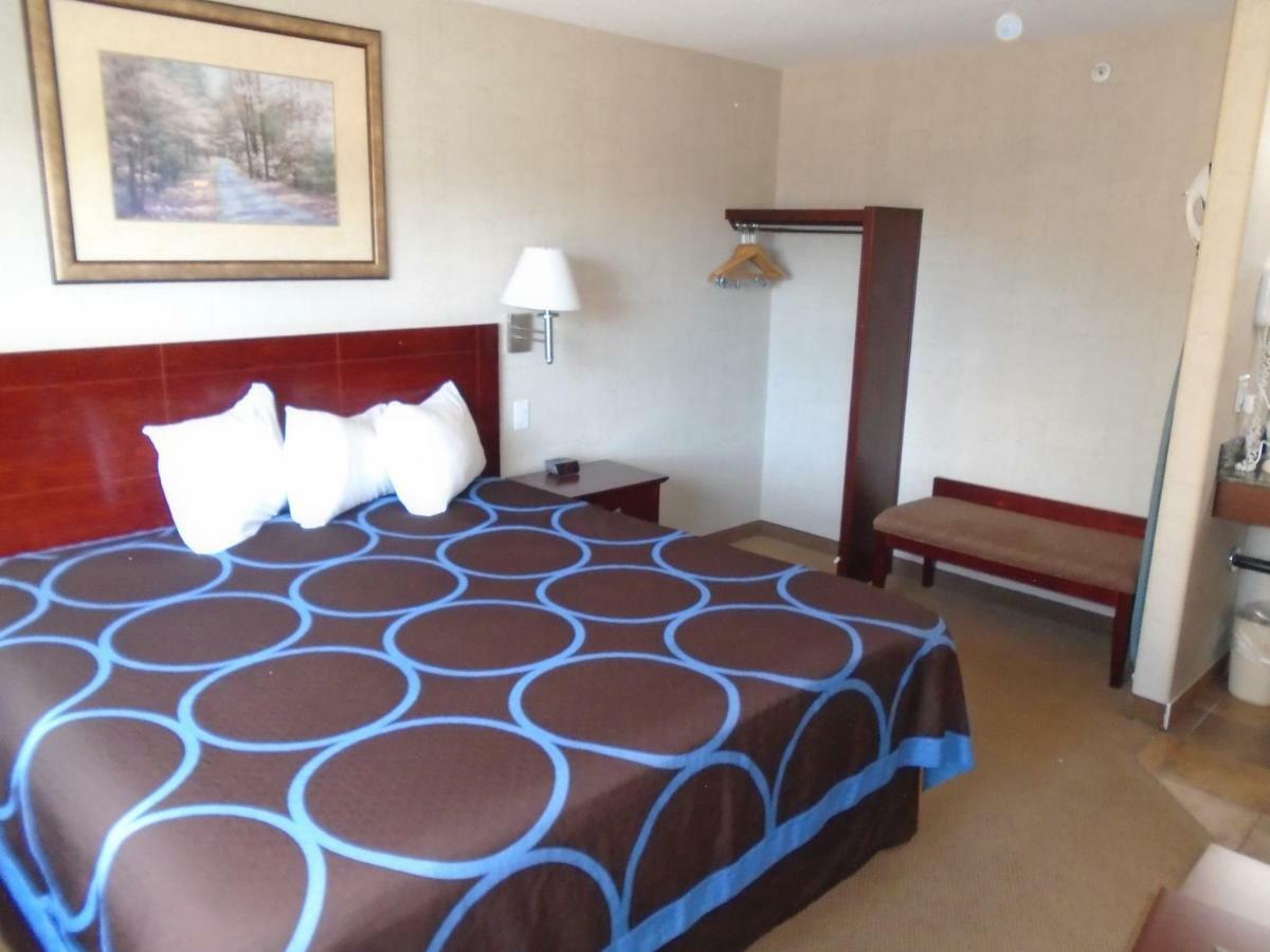 Super 8 By Wyndham Red Deer City Centre Esterno foto