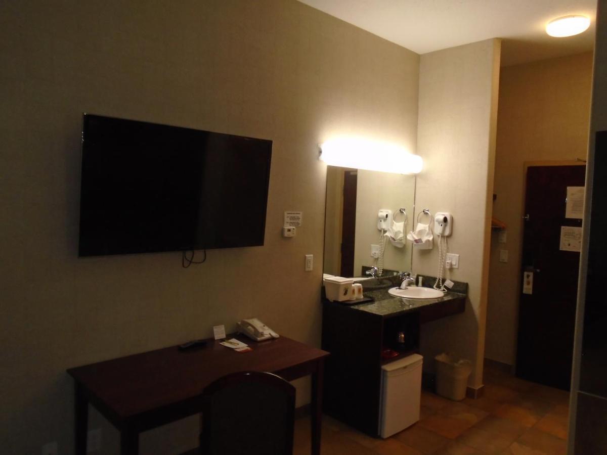 Super 8 By Wyndham Red Deer City Centre Esterno foto