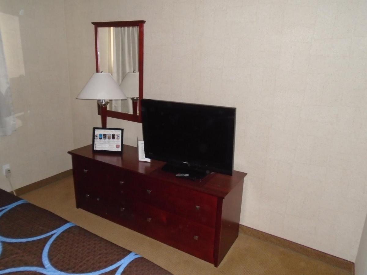 Super 8 By Wyndham Red Deer City Centre Esterno foto